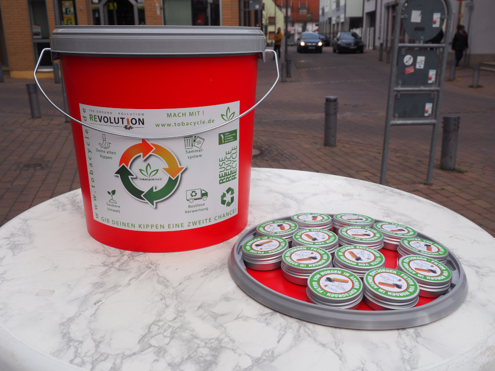 Sammelbehälter und (T)Aschenbecher, die die Klimascouts bei ihrer Kippen-weg-Aktion in Schifferstadt verteilten (Foto: Stadtverwaltung Schifferstadt)
