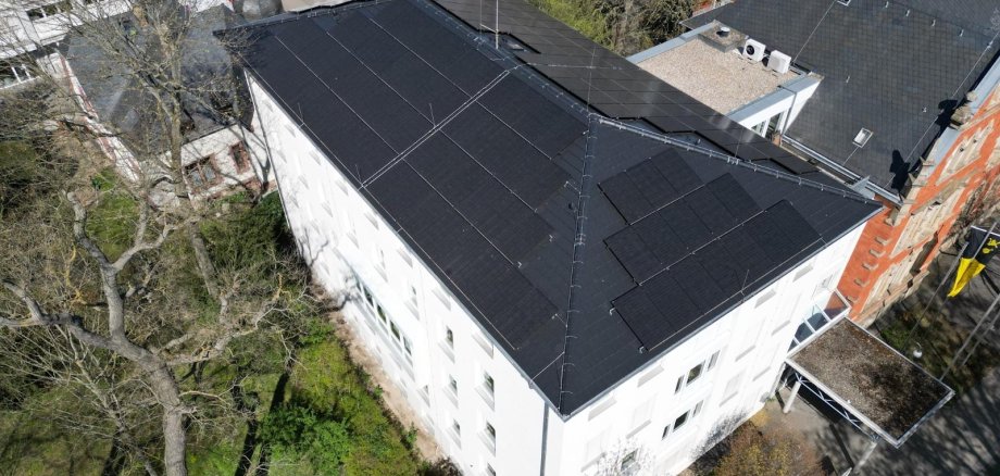 Luftaufnahme des Rathauses der Stadt Alzey mit Photovoltaik-Anlage auf dem Dach.