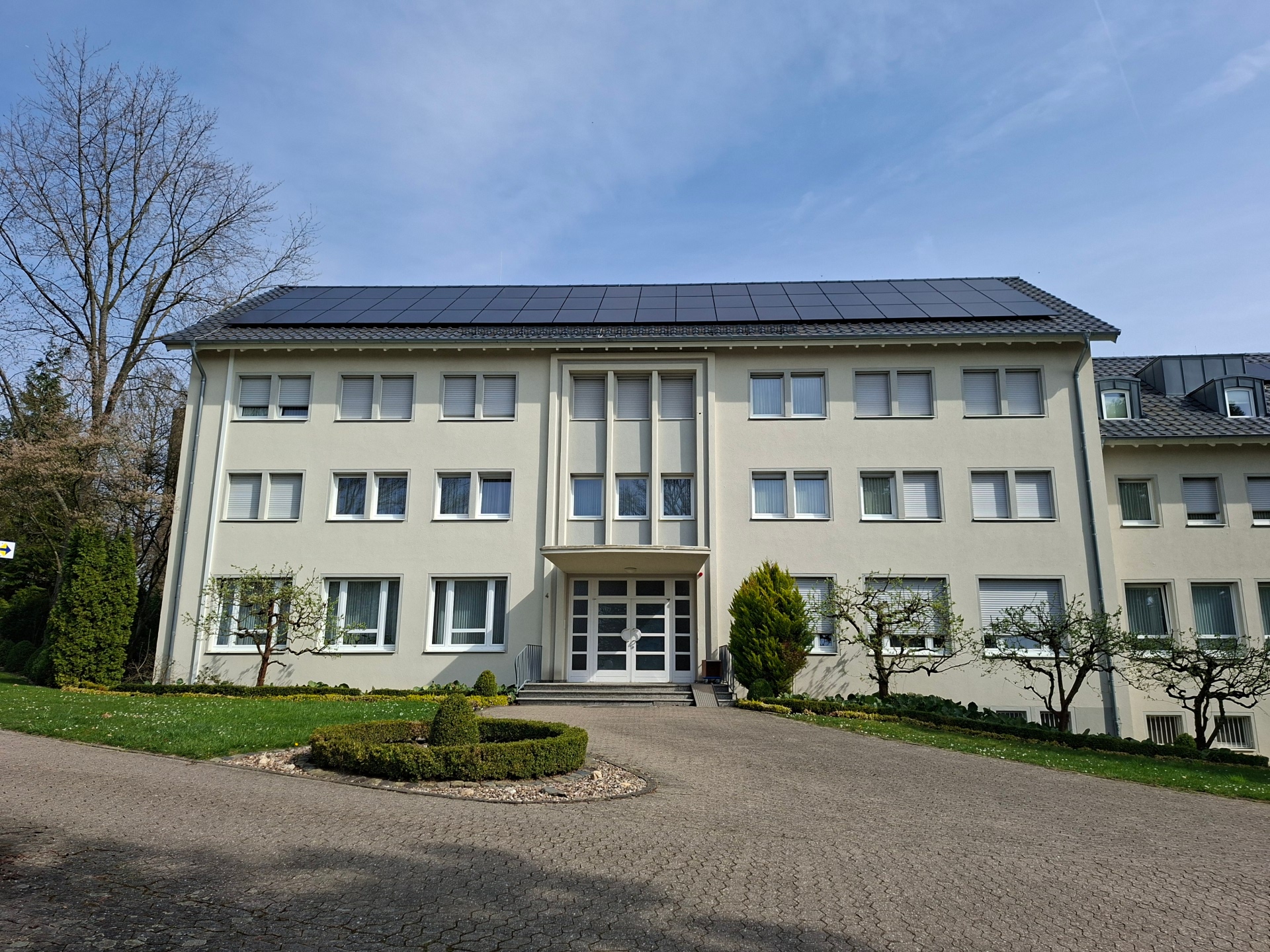 Gebäude mit Photovoltaikanlage auf dem Dach.