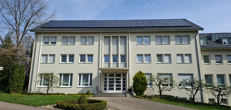 Gebäude mit Photovoltaikanlage auf dem Dach.