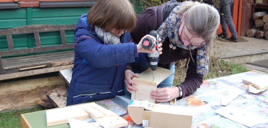 Nistkastenbau mit Kindern und ihren Eltern – eine der vielfältigen Aktionen, die von den Naturbotschaftern des NABU in Kindertagesstätten organisiert werden.   