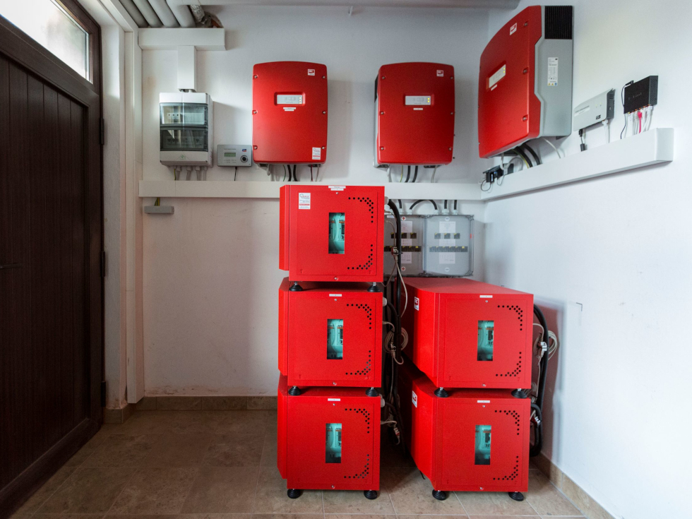 Batteriespeicher für Photovoltaik-Anlagen fördert die Verbandsgemeinde Betzdorf-Gebhardshain aus kommunalen Mitteln.