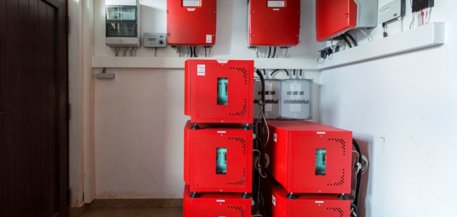 Batteriespeicher für Photovoltaik-Anlagen fördert die Verbandsgemeinde Betzdorf-Gebhardshain aus kommunalen Mitteln. 