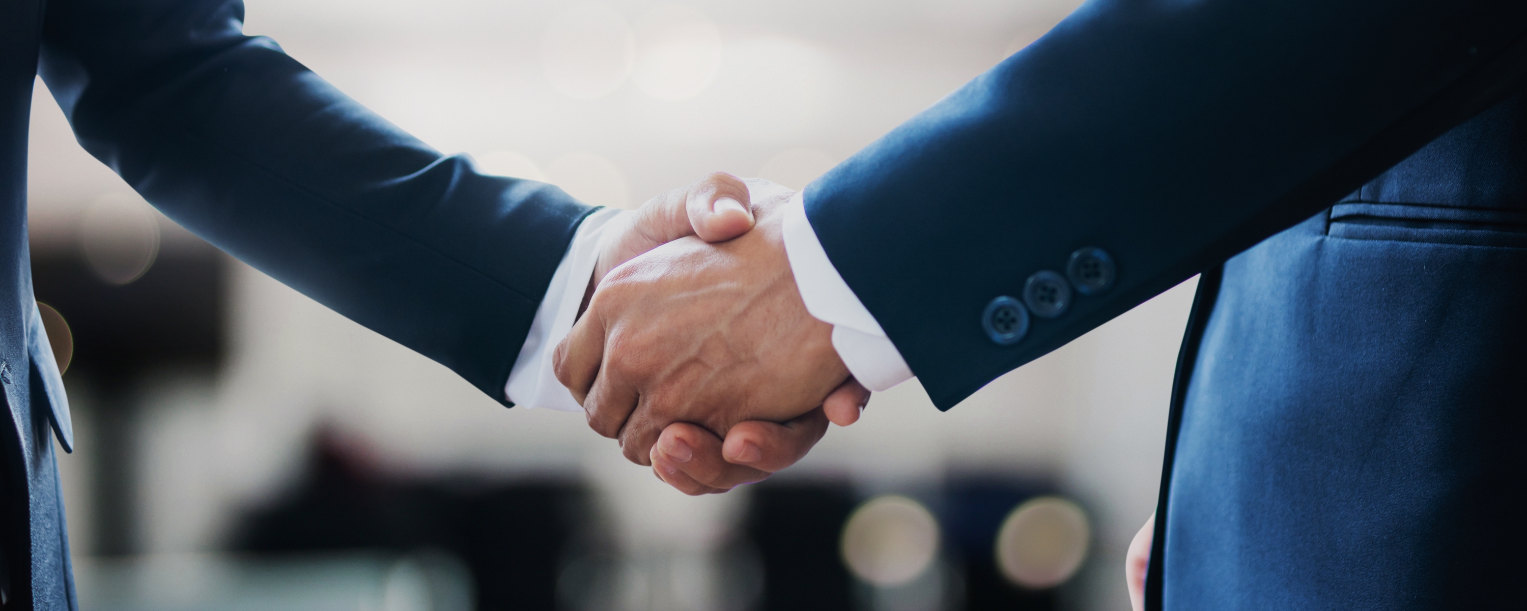 Männer geben sich die Hände