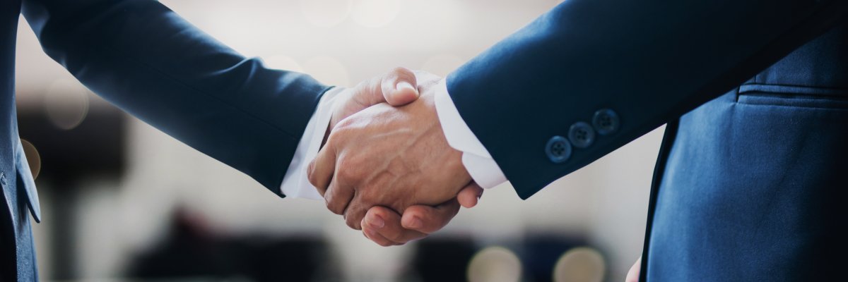 Männer geben sich die Hände