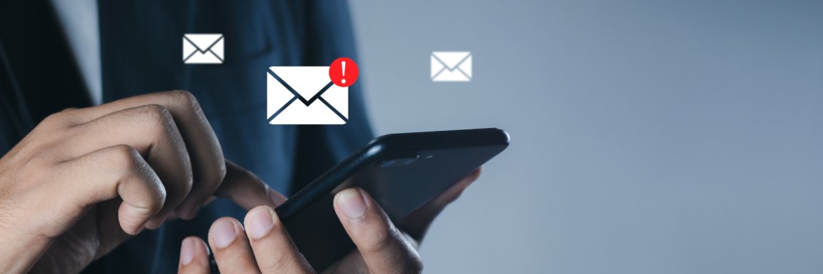 Person meldet sich mit Smartphone zum Newsletter an